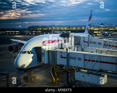 BA Airbus A380 à Heathrow Terminal 5 avant de s'envoler pour Hong Kong. Veuillez noter photo prise à travers le verre de façon légère réflexions visibles. Banque D'Images