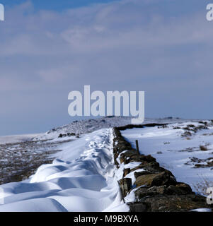 Dartmoor National Park des amoncellements de neige sur la haute lande Banque D'Images