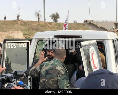 (180324) -- L'EST DE GHOUTA, 24 mars 2018 (Xinhua) - personnes enlevées sont vus dans une ambulance en capitale syrienne Damas' est de Ghouta, le 24 mars 2018. Un total de huit personnes qui ont été enlevées par les rebelles dans la capitale syrienne Damas' l'Est de Ghouta, ont été libérés le samedi dans le cadre d'un nouvel accord. (Xinhua/Hummam Sheikh Ali) Banque D'Images