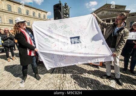 Munich, Bavière, Allemagne. 24Th Mar, 2018. Se joindre à certains événements dans le monde, plus de 838 350 expatriés à Munich (Allemagne) ont tenu leur propre démonstration Mars pour nos vies en réponse à l'activisme suscité par la prise de masse Marjory Stoneman Douglas à l'école secondaire. Le dernier tir et activisme subséquente a mis les étudiants et les défenseurs du contrôle des armes à feu sur un parcours direct contre la National Rifle Association (NRA) qui a à son tour renforcé leur lobbying et PR-offensives. Credit : ZUMA Press, Inc./Alamy Live News Banque D'Images