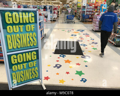 King of Prussia, PA, USA. 23 mars, 2018. Un Toys R Us promenades travailleur par une fermeture de l'entreprise signe comme Toys "R" US store Crédit : clôture commence Don Mennig/Alamy Live News Banque D'Images