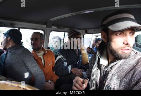 (180324) -- L'EST DE GHOUTA, 24 mars 2018 (Xinhua) - personnes enlevées sont vus dans une ambulance en capitale syrienne Damas' est de Ghouta, le 24 mars 2018. Un total de huit personnes qui ont été enlevées par les rebelles dans la capitale syrienne Damas' l'Est de Ghouta, ont été libérés le samedi dans le cadre d'un nouvel accord. (Xinhua/Ammar Safarjalani) Banque D'Images