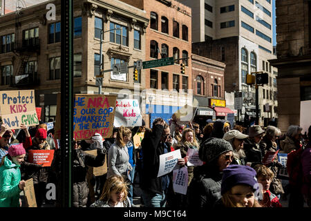 Baltimore, Maryland, USA. 24 mars, 2018. Les manifestants en direction sud sur Rue du Commerce au cours de la Baltimore Mars pour notre vie sur Mars 24 Mars 2018 à Baltimore dans le Maryland. Credit : Benjamin Tankersley/Alamy Live News Banque D'Images