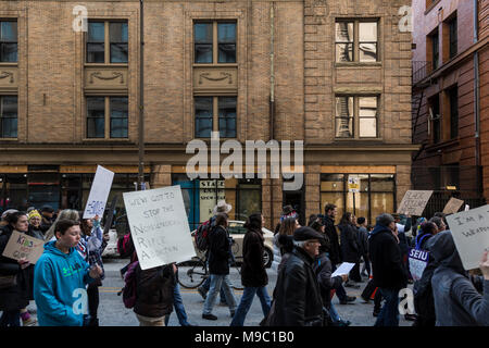 Baltimore, Maryland, USA. 24 mars, 2018. Les manifestants en direction sud sur Rue du Commerce au cours de la Baltimore Mars pour notre vie sur Mars 24 Mars 2018 à Baltimore dans le Maryland. Credit : Benjamin Tankersley/Alamy Live News Banque D'Images