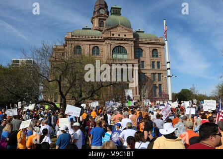 Fort Worth, TX, USA. 24 mars, 2018. Foule se rassemble au palais de justice du comté de Tarrant # pour marchforourlives le 24 mars 2018 à Fort Worth, TX. Credit : Cat Simpson/Alamy Live News. Banque D'Images