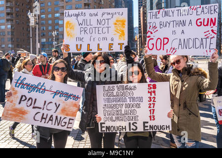 New York, USA. 24 mars 2018. Les étudiants démontrent des signes de lutte contre les armes avant de rejoindre une 'Marche pour la Vie' contre exigeant le contrôle des armes à feu dans la ville de New York. Photo par Enrique Shore/Alamy Live News Banque D'Images