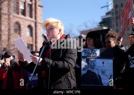 Toronto, Ontario, Canada. 24 mars, 2018. Henry, un survivant de la fusillade à l'école secondaire Marjory Stoneman Douglas en Floride, où 17 étudiants ont été tués, s'adresse à ceux qui ont assisté à un rassemblement anti-violence à Toronto, Ontario, Canada le 24 mars 2018. La manifestation s'inscrivait dans le cadre de la Marche pour nos vies qui ont lieu actuellement dans les villes partout en Amérique du Nord. Credit : Mark Spowart/Alamy Live News Banque D'Images