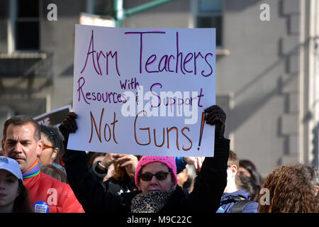 New York, USA. 23 mars, 2018. Les personnes à la Marche pour nos vies rassemblement à New York City. Crédit : Christopher Penler/Alamy Live News Banque D'Images