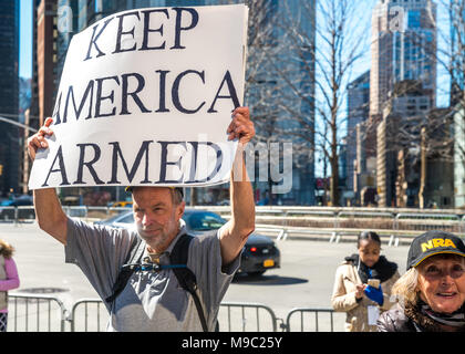 New York, USA. 24 mars 2018. Une poignée de partisans du Président américain Donald Trump manifester contre une 'Marche pour la Vie' contre exigeant le contrôle des armes à feu dans la ville de New York. Photo par Enrique Shore/Alamy Live News Banque D'Images