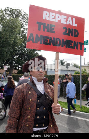 Burbank, CA / USA - 24 mars 2018 : dans l'un de la "Marche pour nos vies" manifestations tenus dans tout le pays, un homme portant un costume de style révolutionnaire de la guerre froide est titulaire d'un "abroger le 2ème amendement". Credit : Kilmer Media/Alamy Live News Banque D'Images