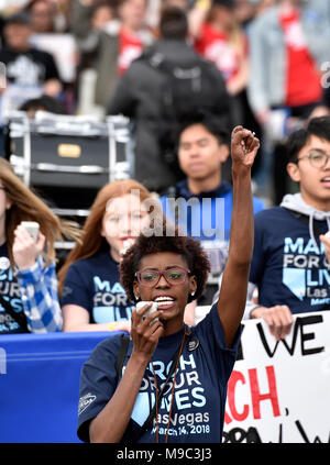 Las Vegas, Nevada, USA. 24Th Mar, 2018. Rassemblement de personnes au cours de la marche pour notre vie manifestation le 24 mars 2018 à Las Vegas, Nevada. Des centaines de milliers de manifestants, y compris les étudiants, les enseignants et les parents sont attendus pour se réunir à travers le pays pour la violence contre les armes des rassemblements, stimulé en grande partie par la fusillade qui a eu lieu le jour de la Saint-Valentin à l'école secondaire Marjory Stoneman Douglas dans un parc, en Floride, où 17 personnes sont mortes. Crédit : David Becker/ZUMA/Alamy Fil Live News Banque D'Images