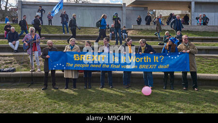 Édimbourg, Écosse, 24 mars 2018, Joanna Cherry, David Martin, Patrick Harvie, Struan Stevenson et Madeleine Kay à la Marche pour l'Europe Manifestation à Édimbourg, Royaume-Uni. Les juges crédit Walters/Alamy Live News Banque D'Images