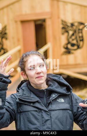 Grimes un musicien, auteur-compositeur, producteur de disques et artiste visuel canadien se rend à Watch House près du blocus de l'entrée du pipeline Kinder Morgan Trans Mountain, Burnaby, Colombie-Britannique, Canada. Crédit : Michael Wheatley/Alamy Live News Banque D'Images