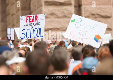 Austin, Texas, le 24 mars 2018. Les manifestants participer à l'Austin Texas 'Marche pour la vie', qui protestent contre la violence armée et des fusillades dans les écoles américaines. Les marches ont eu lieu dans différentes villes des États-Unis, inspirée par le plus récemment Février 2018 meurtres d'élèves dans une école secondaire dans un parc en Floride par un ancien élève. Banque D'Images