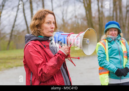 Auteur-compositeur chanteuse canadienne Sarah Harmer parle de foule de manifestants au blocage de l'entrée du pipeline de Kinder Morgan, Burnaby, Colombie-Britannique, Canada. Crédit : Michael Wheatley/Alamy Live News Banque D'Images