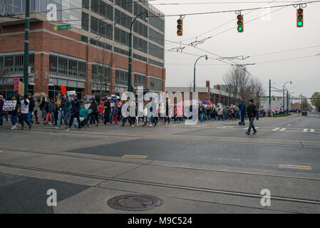 Charlotte, NC, USA. 24 mars, 2018. Des milliers de manifestants se rassemblent à Charlotte pour participer à la Marche pour notre vie nationale sensée exigeant le contrôle des armes à feu. Parmi les orateurs figuraient deux jeunes survivants de Sandy Hook et le parent d'un jeune tué récemment à Stoneman Douglas High School, en Floride. Credit : Château Light Images / Alamy Live News Banque D'Images