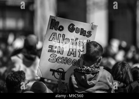 Washington, DC, USA. 24Th Mar, 2018. Un jeune homme est titulaire d'un panneau disant pas d'armes admis dans son école au cours de la marche pour protester contre votre vie et en mars pour le contrôle des armes aux États-Unis, le Pennsylvania Avenue à Washington, DC. Credit : csm/Alamy Live News Banque D'Images