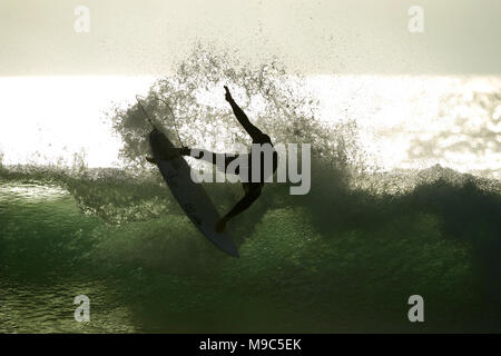 San Diego, Californie, USA. Feb 9, 2018. Johnny Surfer une vague surfe Noris au coucher du soleil à plage de Windansea dans la région de La Jolla San Diego. Credit : KC Alfred/ZUMA/Alamy Fil Live News Banque D'Images