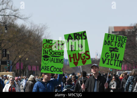 Washington, DC, USA. 24Th Mar, 2018. Les manifestants tenir symptômes au cours de la marche pour protester contre votre vie et en mars pour le contrôle des armes aux États-Unis, le Pennsylvania Avenue à Washington, DC. Credit : csm/Alamy Live News Banque D'Images