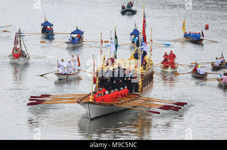 Londres, Royaume-Uni, 24 mars 2018. La Reine Gloriana (chaland) rangée avec une escorte d'artisanat traditionnel de l'aviron sur le Cancer Research UK Yacht Race Course avant le début des quatre courses de bateau. Gloriana est de 90 pieds de long (27m) l'aviron barge. Il est alimenté par 18 rameurs et deux moteurs électriques à l'intérieur. Crédit : Michael Preston/Alamy Live News Banque D'Images