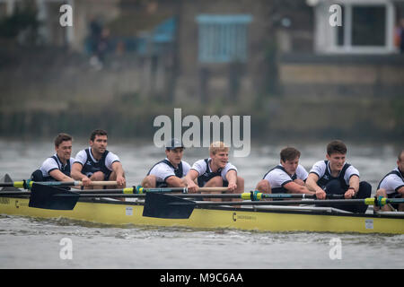 Putney, UK, 24 mars 2018. Boat Race pratique sortie. Oxford University Boat Race Club Cambridge University Boat Club traditionnel sur le Tideway Tamise bien sûr. Credit : Duncan Grove/Alamy Live News Banque D'Images