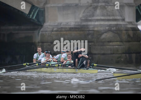 Putney, UK, 24 mars 2018. Boat Race pratique sortie. Oxford University Boat Race Club Cambridge University Boat Club traditionnel sur le Tideway Tamise bien sûr. Credit : Duncan Grove/Alamy Live News Banque D'Images