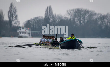 Putney, UK, 24 mars 2018. Boat Race pratique sortie. Oxford University Boat Race Club Cambridge University Boat Club traditionnel sur le Tideway Tamise bien sûr. Credit : Duncan Grove/Alamy Live News Banque D'Images