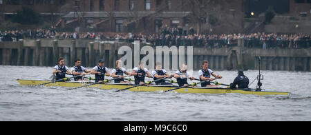 Putney, UK, 24 mars 2018. Boat Race pratique sortie. Oxford University Boat Race Club Cambridge University Boat Club traditionnel sur le Tideway Tamise bien sûr. Credit : Duncan Grove/Alamy Live News Banque D'Images