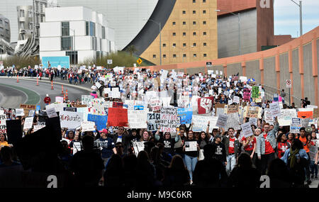 Las Vegas, Nevada, USA. 24Th Mar, 2018. Rassemblement de personnes au cours de la marche pour notre vie de démonstration. Des centaines de milliers de manifestants, y compris les étudiants, les enseignants et les parents sont attendus pour se réunir à travers le pays pour la violence contre les armes des rassemblements, stimulé en grande partie par la fusillade qui a eu lieu le jour de la Saint-Valentin à l'école secondaire Marjory Stoneman Douglas dans un parc, en Floride, où 17 personnes sont mortes. Crédit : David Becker/ZUMA/Alamy Fil Live News Banque D'Images