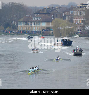 Londres, Royaume-Uni, 24 mars 2018. Cambridge ouvre la voie à la finale au cours de la Cancer Research UK Men's Boat Race. Cambridge a gagné à la fin. crédit : Michael Preston/Alamy Live News Banque D'Images