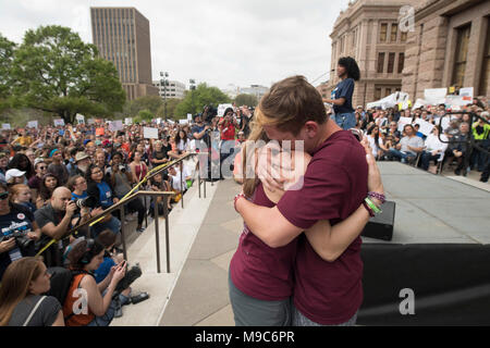 HS Marjory Stoneman Douglas Jack senior Haimowitz avec sa mère après qu'il a adressées le près de 10 000 marcheurs se donnent rendez-vous au State Capitol samedi à mars pour protester contre la violence des armes à feu notre vie à la suite d'exécutions massives de l'école y compris parc, FL, en février 2018. Banque D'Images