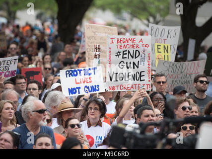 Des milliers de manifestants la violence par arme à rassemblement à l'Texas Capitol à Austin en mars pour nos vies, l'une des centaines de marches qui s'est tenue le 24 mars en réaction aux récentes fusillades de masse. Banque D'Images