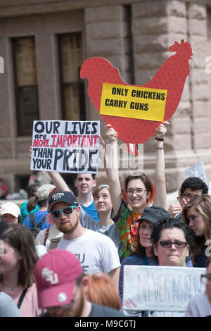 Des milliers de manifestants la violence par arme à rassemblement à l'Texas Capitol à Austin en mars pour nos vies, l'une des centaines de marches qui s'est tenue le 24 mars en réaction aux récentes fusillades de masse. Banque D'Images