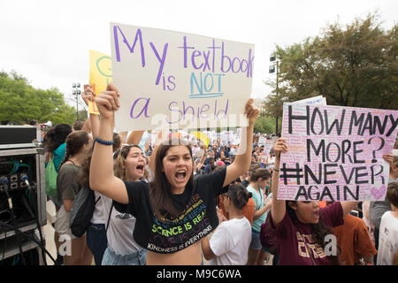 Des milliers de manifestants la violence par arme à rassemblement à l'Texas Capitol à Austin en mars pour nos vies, l'une des centaines de marches qui s'est tenue le 24 mars en réaction aux récentes fusillades de masse. Banque D'Images