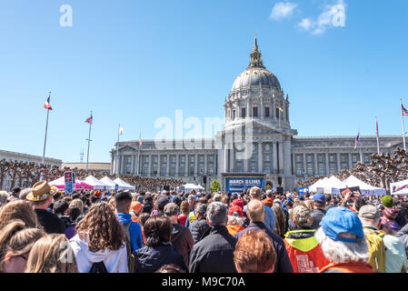 San Francisco, USA. 24 mars, 2018. Des milliers de personnes se rassemblent à San Francisco Centre civique pour la Marche pour la vie rallye et mars à appeler pour le contrôle des armes et de mettre fin à la violence armée. Shelly Rivoli/Alamy Live News Banque D'Images