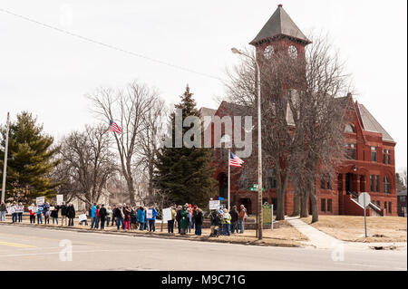 Ludington, Michigan, USA. 24 mars 2018. Mars pour nos vies les manifestants devant le palais de justice du comté de Mason, montrant leur soutien pour le contrôle des armes dans le sillage de Marjory Stoneman Douglas l'école secondaire de parc, Florida, USA le 14 février. Crédit, Jeffrey Wickett/Alamy Live News. Banque D'Images