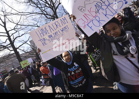 Washington DC, MD, USA. 24Th Mar, 2018. Les manifestants à la Marche pour la vie de notre rassemblement à DC qui a attiré environ 1 millions de personnes.Les étudiants militants et tenir des pancartes pour protester contre une loi sur les armes à feu au cours de l'étudiant organisé 'Marche pour la Vie' rassemblement à Washington DC. Credit : J.M. Giordano/SOPA Images/ZUMA/Alamy Fil Live News Banque D'Images