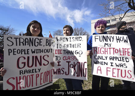 Washington DC, MD, USA. 24Th Mar, 2018. Les manifestants à la Marche pour la vie de notre rassemblement à DC qui a attiré environ 1 millions de personnes.Les étudiants militants et tenir des pancartes pour protester contre une loi sur les armes à feu au cours de l'étudiant organisé 'Marche pour la Vie' rassemblement à Washington DC. Credit : J.M. Giordano/SOPA Images/ZUMA/Alamy Fil Live News Banque D'Images