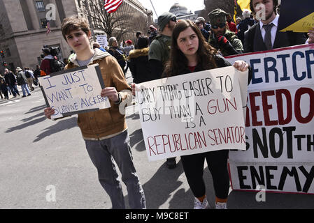 Washington DC, MD, USA. 24Th Mar, 2018. Les protestataires à Mars pour vivre notre rassemblement à Washington DC qui a attiré environ 1 millions de personnes.Les étudiants militants et tenir des pancartes pour protester contre une loi sur les armes à feu au cours de l'étudiant organisé 'Marche pour la Vie' rassemblement à Washington DC. Credit : J.M. Giordano/SOPA Images/ZUMA/Alamy Fil Live News Banque D'Images