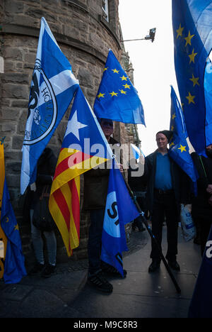 Edinburgh, Lothian, UK. 24Th Mar, 2018. Un manifestant vu avec plusieurs drapeaux sur tous, pour diverses events.Organized par Mouvement Européen en Écosse ainsi que le jeune Mouvement Européen d'Edimbourg, les manifestants ont pris la rue pour marquer le 1er anniversaire de l'article 50 et l'appel à un '' 'la démocratie sur Brexit' dans les rues d'Édimbourg. Crédit : Stewart Kirby/SOPA Images/ZUMA/Alamy Fil Live News Banque D'Images