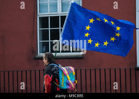 Edinburgh, Lothian, UK. 24Th Mar, 2018. Un homme quitte le rallye mais conserve son drapeau par up.Organized Mouvement Européen en Écosse ainsi que le jeune Mouvement Européen d'Edimbourg, les manifestants ont pris la rue pour marquer le 1er anniversaire de l'article 50 et l'appel à un '' 'la démocratie sur Brexit' dans les rues d'Édimbourg. Crédit : Stewart Kirby/SOPA Images/ZUMA/Alamy Fil Live News Banque D'Images