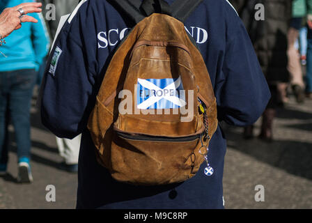 Edinburgh, Lothian, UK. 24Th Mar, 2018. Un homme avec un autocollant sur son sac à dos ''européenne''.organisé par le Mouvement européen en Ecosse ainsi que le jeune Mouvement Européen d'Edimbourg, les manifestants ont pris la rue pour marquer le 1er anniversaire de l'article 50 et l'appel à un '' 'la démocratie sur Brexit' dans les rues d'Édimbourg. Crédit : Stewart Kirby/SOPA Images/ZUMA/Alamy Fil Live News Banque D'Images