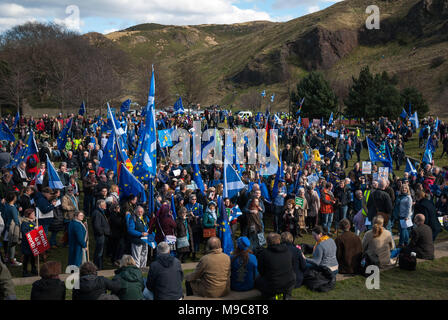 Edinburgh, Lothian, UK. 24Th Mar, 2018. Un aperçu du rallye protest.Organized post par Mouvement Européen en Écosse ainsi que le jeune Mouvement Européen d'Edimbourg, les manifestants ont pris la rue pour marquer le 1er anniversaire de l'article 50 et l'appel à un '' 'la démocratie sur Brexit' dans les rues d'Édimbourg. Crédit : Stewart Kirby/SOPA Images/ZUMA/Alamy Fil Live News Banque D'Images