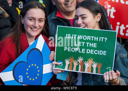 Edinburgh, Lothian, UK. 24Th Mar, 2018. Deux manifestants tenir deux signes, l'un représentant le drapeau écossais avec un coeur avec le logo de l'Union européenne sur elle et un autre avec la mention ''est-il utile ? Laisser le peuple décider de poser pour les photographes appareils photo numériques à un rassemblement de protestation devant l'après-Parliament.Organized écossais par Mouvement Européen en Écosse ainsi que le jeune Mouvement Européen d'Edimbourg, les manifestants ont pris la rue pour marquer le 1er anniversaire de l'article 50 et l'appel à un '' 'la démocratie sur Brexit' dans les rues d'Édimbourg. (Crédit Image : © Stewart Kirby/SOPA Amp Banque D'Images