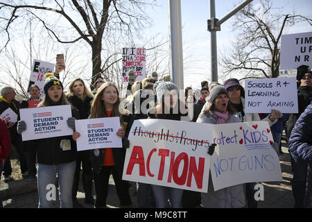 Detroit, Michigan, USA. 24Th Mar, 2018. Vu les manifestants criant des slogans en maintenant plusieurs pancartes lors de la manifestation. Les étudiants et les activistes ont pris la rue pour protester contre une loi sur les armes à feu au cours de l'étudiant organisé 'Marche pour la Vie' manifestation à Detroit. Credit : Chirag Wakaskar SOPA/Images/ZUMA/Alamy Fil Live News Banque D'Images