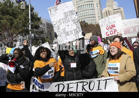 Detroit, Michigan, USA. 24Th Mar, 2018. Vu les manifestants criant des slogans en maintenant plusieurs pancartes lors de la manifestation. Les étudiants et les activistes ont pris la rue pour protester contre une loi sur les armes à feu au cours de l'étudiant organisé 'Marche pour la Vie' manifestation à Detroit. Credit : Chirag Wakaskar SOPA/Images/ZUMA/Alamy Fil Live News Banque D'Images