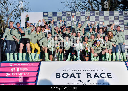 Londres, des femmes et de l'équipe réserve courses dans le Oxford Cambridge Boat Race à Londres. 24Th Mar, 2018. Cambridge célèbre après avoir remporté les hommes, femmes et les courses de l'équipe réserve de l'Oxford Cambridge Boat Race à Londres, Angleterre le 24 mars 2018. La Boat Race est le concours annuel entre les équipes d'aviron des universités d'Oxford et de Cambridge qui a lieu près de Pâques chaque année sur la Tamise dans le sud-ouest de Londres sur un cours 6.8km. Crédit : Stephen Chung/Xinhua/Alamy Live News Banque D'Images