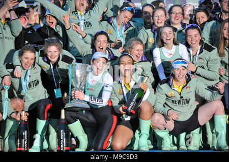 Londres, des femmes et de l'équipe réserve courses dans le Oxford Cambridge Boat Race à Londres. 24Th Mar, 2018. Cambridge célèbre après avoir remporté les hommes, femmes et les courses de l'équipe réserve de l'Oxford Cambridge Boat Race à Londres, Angleterre le 24 mars 2018. La Boat Race est le concours annuel entre les équipes d'aviron des universités d'Oxford et de Cambridge qui a lieu près de Pâques chaque année sur la Tamise dans le sud-ouest de Londres sur un cours 6.8km. Crédit : Stephen Chung/Xinhua/Alamy Live News Banque D'Images