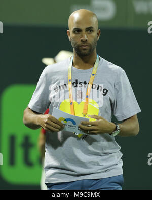 KEY BISCAYNE, Floride - le 24 mars : Angelique Marjory Stoneman Douglas de menstruations High School est directeur de tournoi avec James Blake après avoir chanté l'hymne national avec les membres de l'équipe de tennis garçons et filles et les joueurs de l'ATP et WTA dont Nick Kyrgios et Pendant Jour 6 de l'Open de Miami au Crandon Park Tennis Center le 24 mars 2018 à Key Biscayne, en Floride. Personnes : Atmosphère Banque D'Images