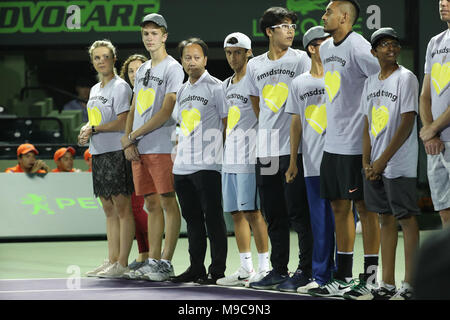 KEY BISCAYNE, Floride - le 24 mars : Angelique Marjory Stoneman Douglas de menstruations High School est directeur de tournoi avec James Blake après avoir chanté l'hymne national avec les membres de l'équipe de tennis garçons et filles et les joueurs de l'ATP et WTA dont Nick Kyrgios et Pendant Jour 6 de l'Open de Miami au Crandon Park Tennis Center le 24 mars 2018 à Key Biscayne, en Floride. Personnes : Atmosphère Banque D'Images